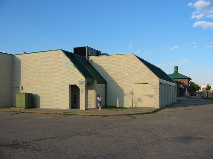 Showboat 5 (Showboat Cinemas 1 2 & 3) - May-Jun 2002 Photo (newer photo)